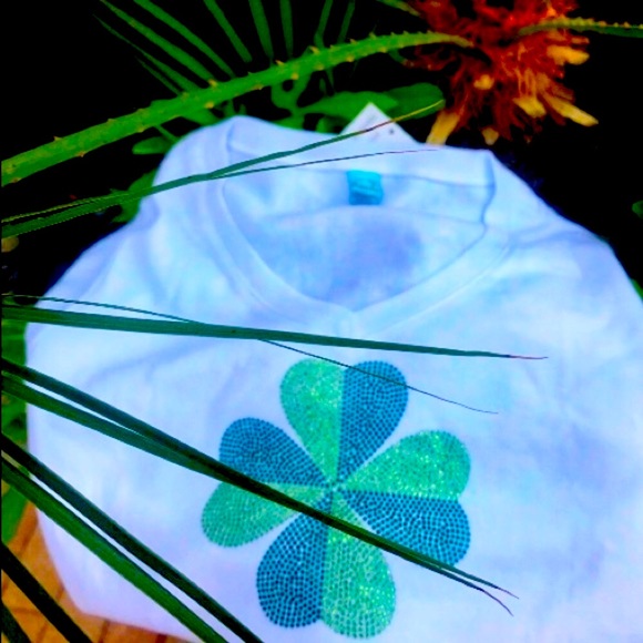 🌈🍀 Shamrock Encrusted T-Shirt🍀 - Picture 3 of 8